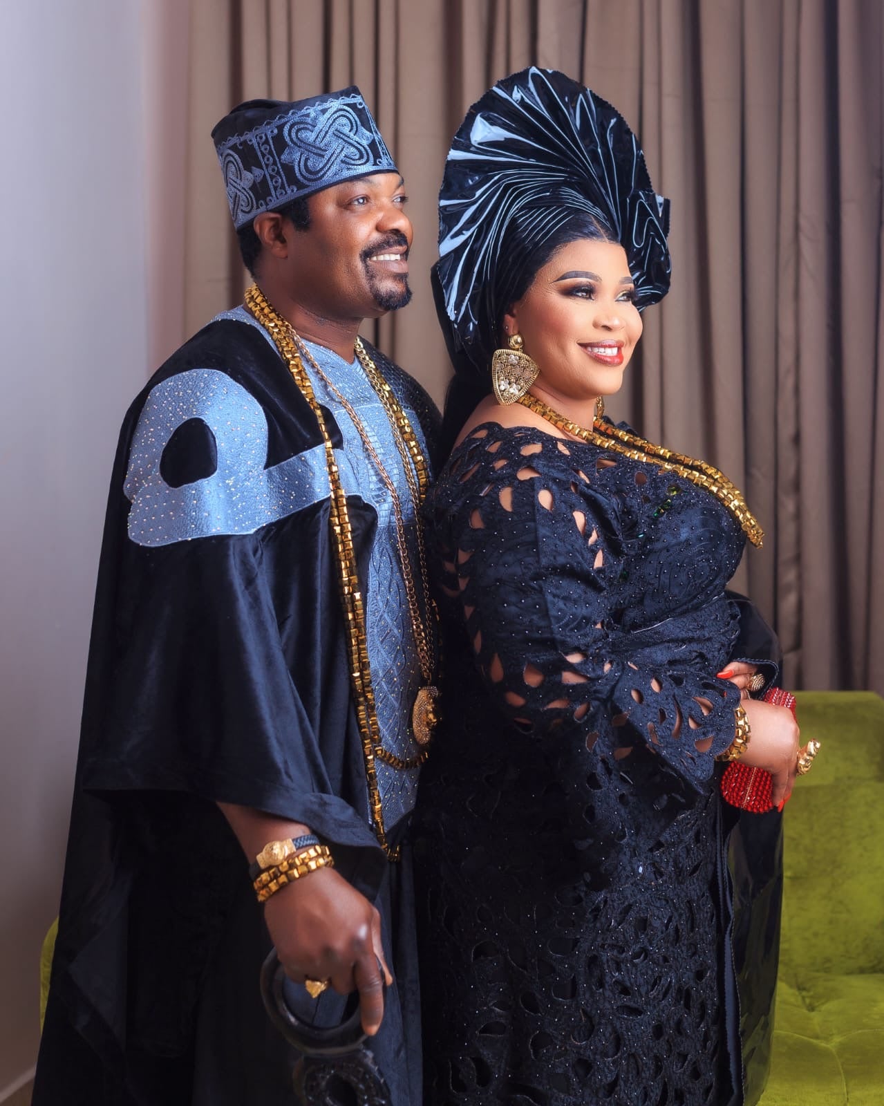 Sublime tenue lessi africaine de mariage – En coton raffiné avec foulard et pagne assortis.