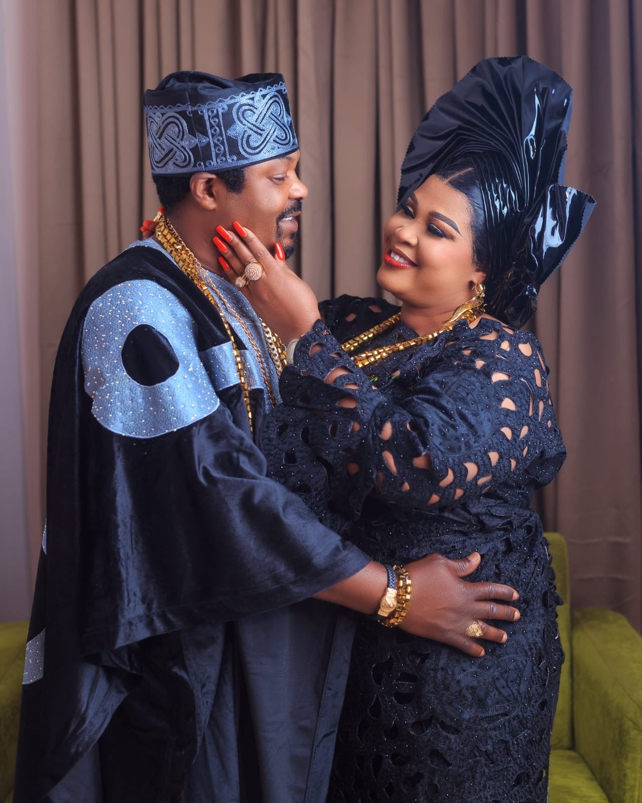 Sublime tenue lessi africaine de mariage – En coton raffiné avec foulard et pagne assortis.